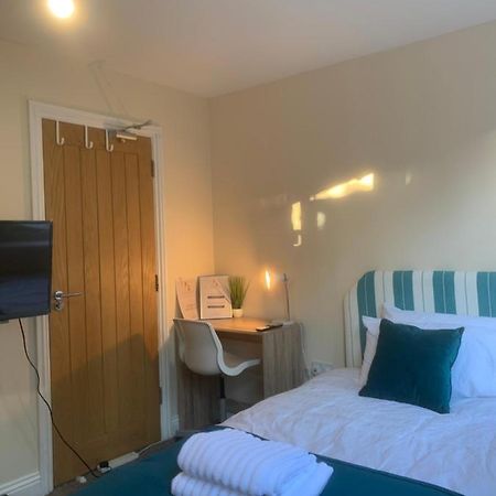 Cosy Room With Private Entrance & Ensuite Ридинг Экстерьер фото